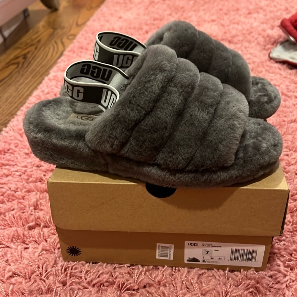 UGG Fluff slides